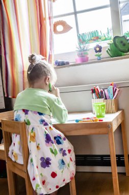 Sevimli küçük kız odasında evde boyama