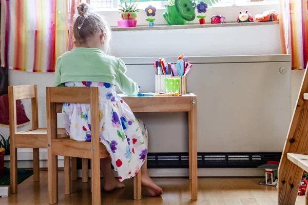 Sevimli küçük kız odasında evde boyama