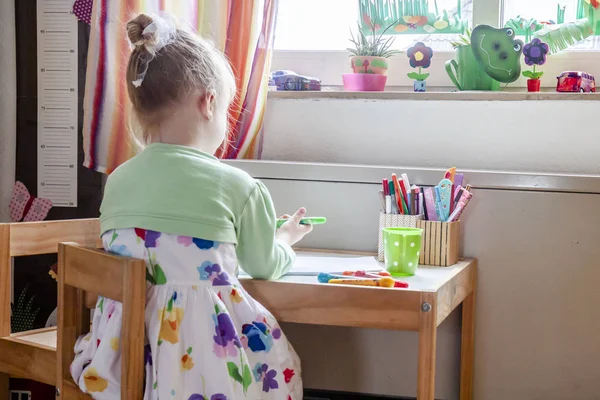 Sevimli küçük kız odasında evde boyama