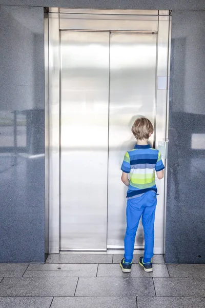 Küçük çocuk asansörü çağırıyor