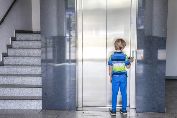Мальчик вызывает лифт. — стоковое фото