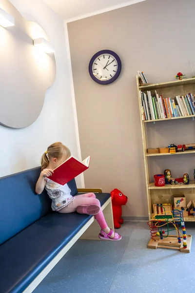 ESSEN, ALLEMAGNE - 11 JUIN 2018 : Petite patiente en attente à la salle d'attente des médecins — Photo