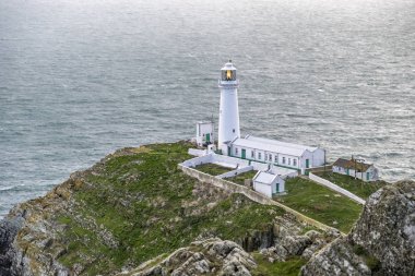 Tarihi Güney yığın Lighthouse - Anglesey Adası Kuzey yukarıda dramatik gökyüzü İngiltere Galler