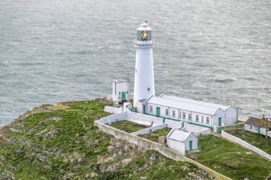 Tarihi Güney yığın Lighthouse - Anglesey Adası Kuzey yukarıda dramatik gökyüzü İngiltere Galler
