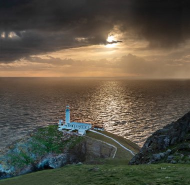 Tarihi Güney yığın Lighthouse - Anglesey Adası Kuzey yukarıda dramatik gökyüzü İngiltere Galler