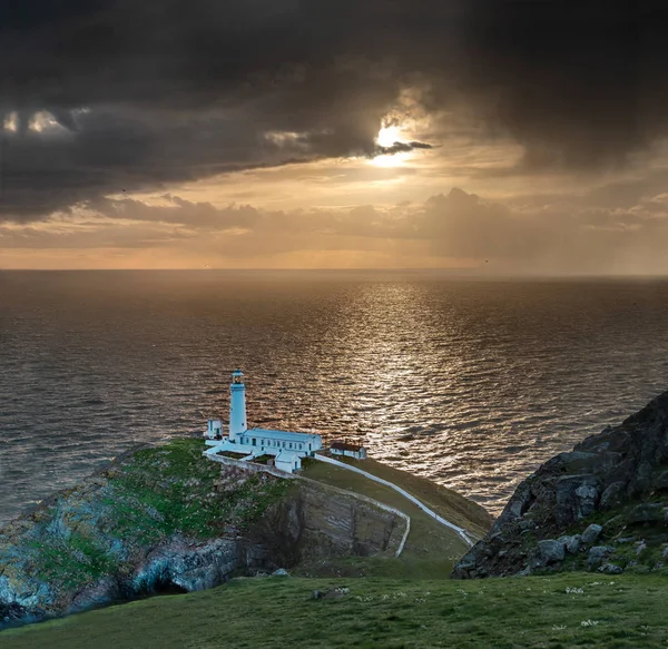 Dramatyczne niebo nad zabytkowym latarnia morska South Stack - Isle of Anglesey North Walia, Wielka Brytania — Zdjęcie stockowe