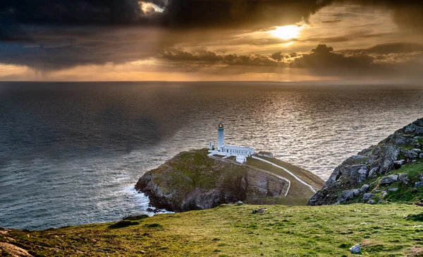 Drámai ég felett a történelmi South verem világítótorony - Isle of Anglesey North wales Uk — Stock Fotó