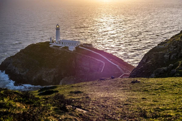 Dramatyczne niebo nad zabytkowym latarnia morska South Stack - Isle of Anglesey North Walia, Wielka Brytania — Zdjęcie stockowe