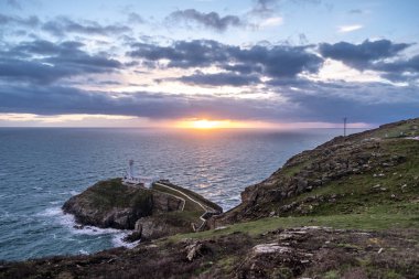 Tarihi Güney yığın Lighthouse - Anglesey Adası Kuzey yukarıda dramatik gökyüzü İngiltere Galler