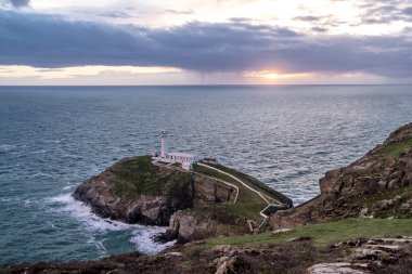 Tarihi Güney yığın Lighthouse - Anglesey Adası Kuzey yukarıda dramatik gökyüzü İngiltere Galler