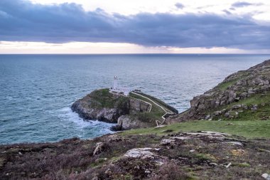 Tarihi Güney yığın Lighthouse - Anglesey Adası Kuzey yukarıda dramatik gökyüzü İngiltere Galler