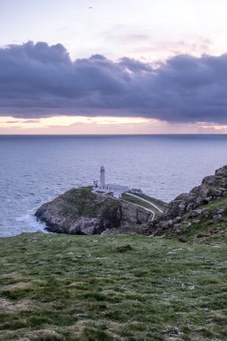 Tarihi Güney yığın Lighthouse - Anglesey Adası Kuzey yukarıda dramatik gökyüzü İngiltere Galler