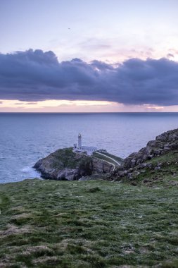Tarihi Güney yığın Lighthouse - Anglesey Adası Kuzey yukarıda dramatik gökyüzü İngiltere Galler
