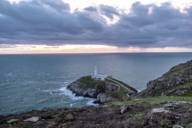 Tarihi Güney yığın Lighthouse - Anglesey Adası Kuzey yukarıda dramatik gökyüzü İngiltere Galler
