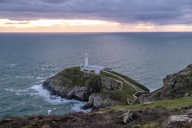 Tarihi Güney yığın Lighthouse - Anglesey Adası Kuzey yukarıda dramatik gökyüzü İngiltere Galler