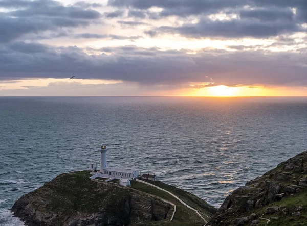 Tarihi Güney yığın Lighthouse - Anglesey Adası Kuzey yukarıda dramatik gökyüzü İngiltere Galler