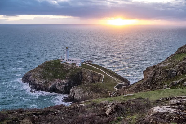 Dramatisk himmel over det historiske fyrtårnet South Stack - Isle of Anglesey North wales Storbritannia – stockfoto