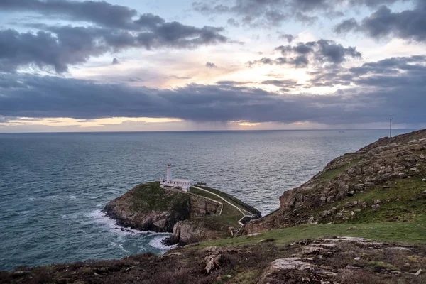 Dramatis langit di atas bersejarah Selatan Stack Lighthouse Pulau Anglesey Utara wales UK — Stok Foto