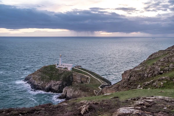 Tarihi Güney yığın Lighthouse - Anglesey Adası Kuzey yukarıda dramatik gökyüzü İngiltere Galler