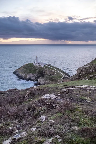 Tarihi Güney yığın Lighthouse - Anglesey Adası Kuzey yukarıda dramatik gökyüzü İngiltere Galler