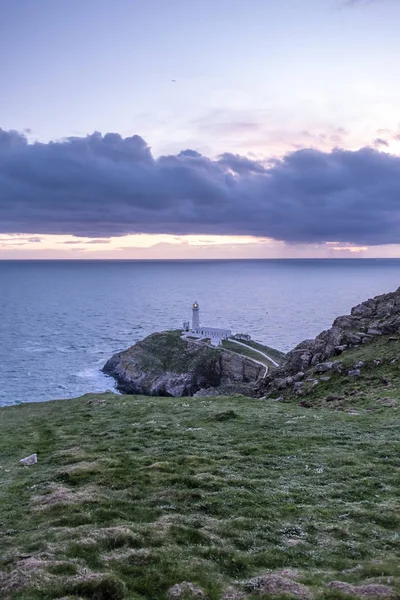 Tarihi Güney yığın Lighthouse - Anglesey Adası Kuzey yukarıda dramatik gökyüzü İngiltere Galler