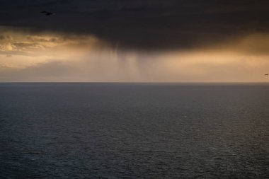 Dramatik bulutların Galler ve İrlanda arasında Atlantik üzerinde