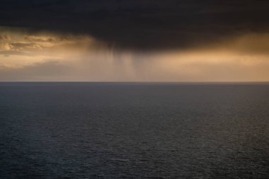 Dramatik bulutların Galler ve İrlanda arasında Atlantik üzerinde