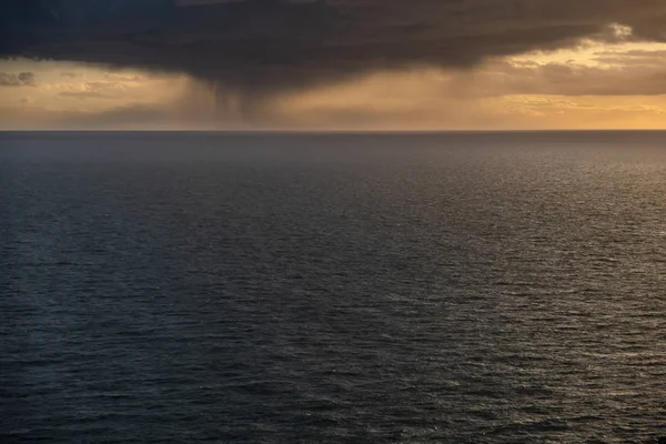 Nubi drammatiche sopra l'Atlantico tra Galles e Irlanda — Foto Stock