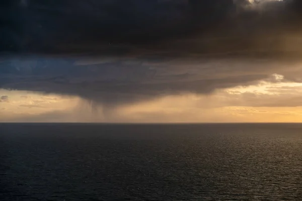 Nubi drammatiche sopra l'Atlantico tra Galles e Irlanda — Foto Stock