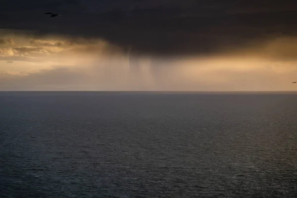 威尔士和爱尔兰之间大西洋上空的剧烈云层 — 图库照片