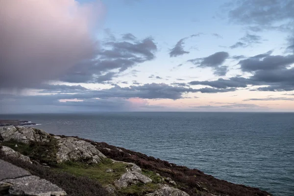 Δραματική σύννεφα πάνω από τον Ατλαντικό μεταξύ Ουαλία και Ιρλανδία — Φωτογραφία Αρχείου