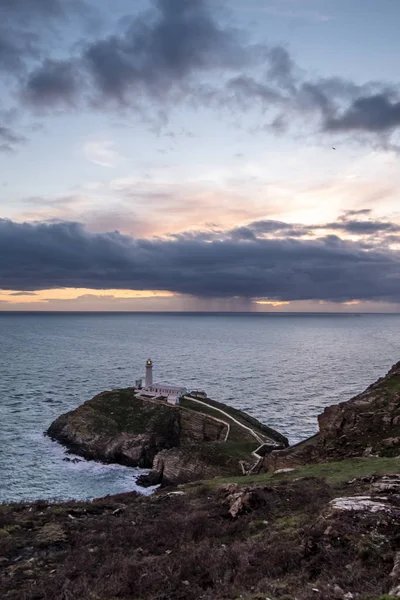 Tarihi Güney yığın Lighthouse - Anglesey Adası Kuzey yukarıda dramatik gökyüzü İngiltere Galler