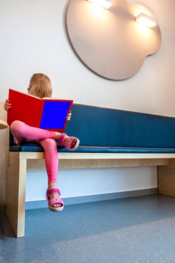 Doktorlar bekleme odasında bekleyen küçük kız hasta