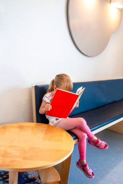 Doktorlar bekleme odasında bekleyen küçük kız hasta