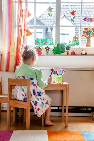 Sevimli küçük kız odasında evde boyama