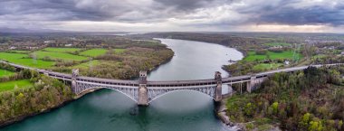 Robert Stephenson Britannia Köprüsü üzerinde Menai Boğazlar Snowdonia ve Anglesey arasında karayolu ve demiryolu taşır.