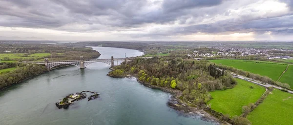 Robert Stephenson Britannia Köprüsü üzerinde Menai Boğazlar Snowdonia ve Anglesey arasında karayolu ve demiryolu taşır.