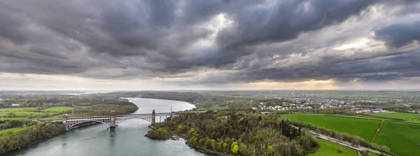 Robert Stephenson Britannia Bridge carries road and railway across the Menai Straits between, Snowdonia and Anglesey. — Stock Photo, Image