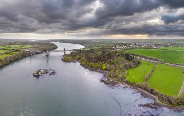 Robert Stephenson Britannia Bridge bär vägen och järnvägen över Menai Straits mellan, Snowdonia och Anglesey. — Stockfoto