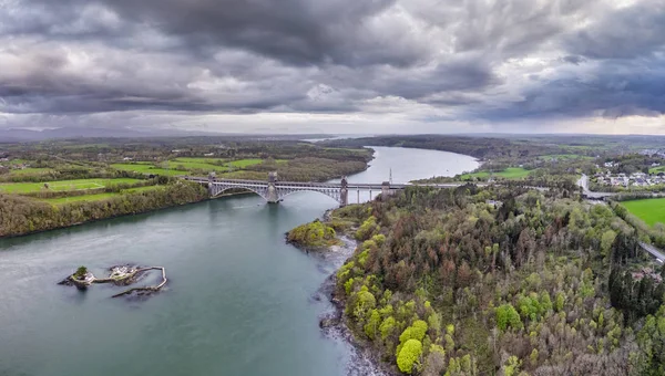 Robert Stephenson Britannia Köprüsü üzerinde Menai Boğazlar Snowdonia ve Anglesey arasında karayolu ve demiryolu taşır