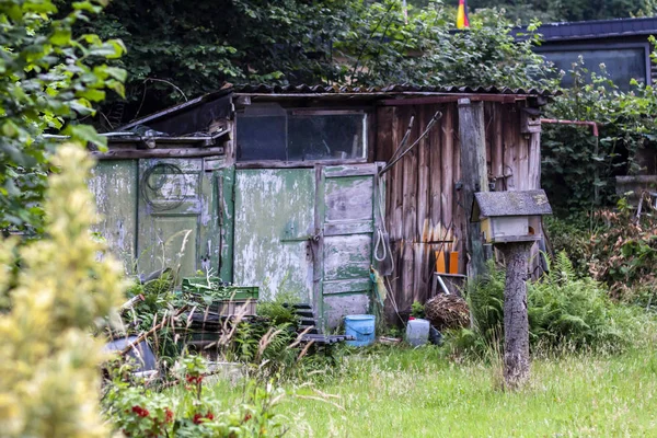 Rústico antiguo cobertizo de jardín en el típico jardín alemán —  Fotos de Stock