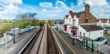 İngiltere'de, llanfairpwllgwyngyllgogerychwyrndrobwllllantysiliogogogoch tren istasyonundaki en uzun yer adı