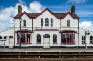 İngiltere'de, llanfairpwllgwyngyllgogerychwyrndrobwllllantysiliogogogoch tren istasyonundaki en uzun yer adı