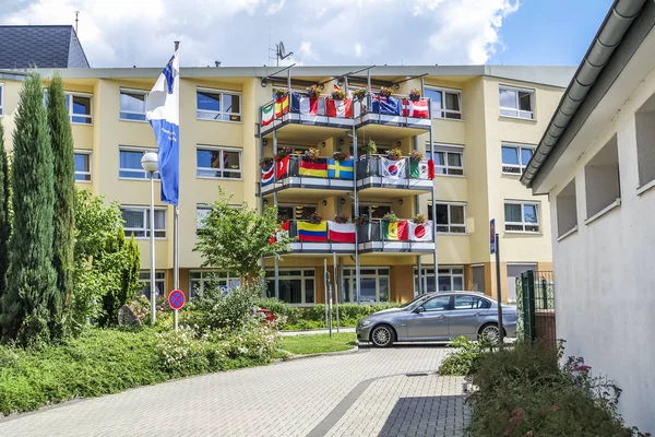 Έσση, Γερμανία - 21 Ιουνίου 2018: Σπίτι, διακοσμημένο με τις σημαίες του Παγκόσμιο Κύπελλο ποδοσφαίρου — Φωτογραφία Αρχείου