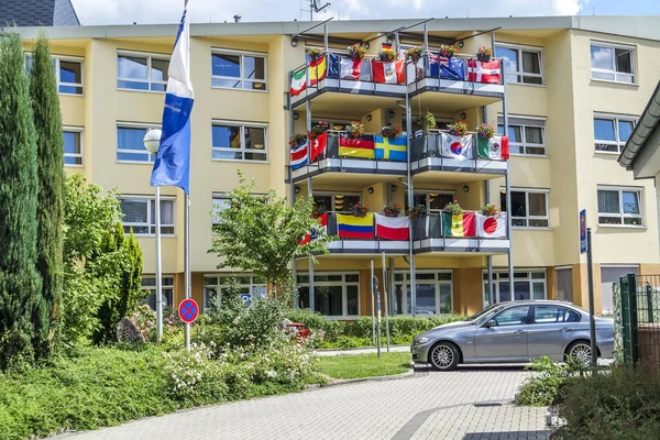 Έσση, Γερμανία - 21 Ιουνίου 2018: Σπίτι, διακοσμημένο με τις σημαίες του Παγκόσμιο Κύπελλο ποδοσφαίρου — Φωτογραφία Αρχείου