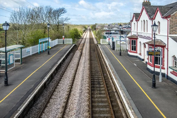 Il nome più lungo del Regno Unito, llanfairpwllgwyngyllgogerychwyrndrobwllantysiliogogogogoch sulla stazione ferroviaria pubblica — Foto Stock