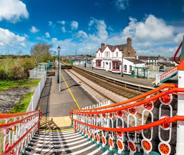 İngiltere'de, llanfairpwllgwyngyllgogerychwyrndrobwllllantysiliogogogoch tren istasyonundaki en uzun yer adı
