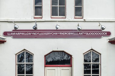 İngiltere'de, llanfairpwllgwyngyllgogerychwyrndrobwllllantysiliogogogoch tren istasyonundaki en uzun yer adı