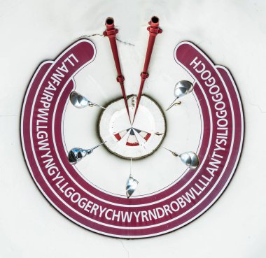 İngiltere'de, llanfairpwllgwyngyllgogerychwyrndrobwllllantysiliogogogoch tren istasyonundaki en uzun yer adı