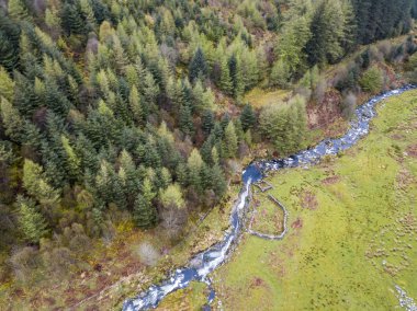 Bir vadinin nehir ve şelale Galler - İngiltere ile havadan görünümü